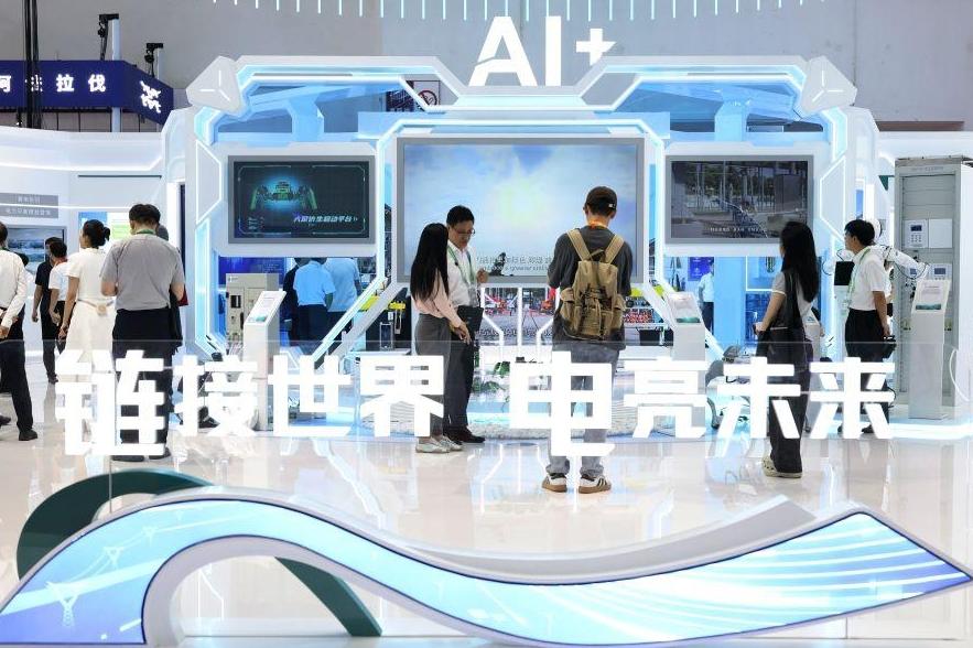 小伙捡到疑似手雷赶紧上交